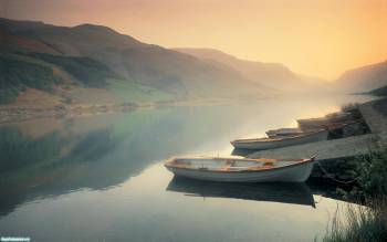 Лодки на озере - обои на рабочий стол, , лодка, туман, озеро