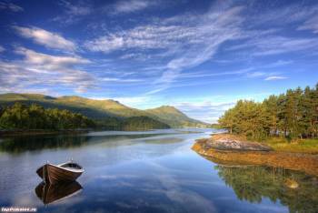 Красивые обои природа - лодка на озере, , HDR, природа, вода, отражение, лес, дерево, голубой, небо, облака, лодка, озеро, лето