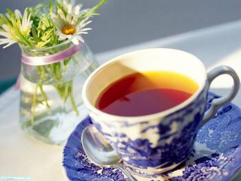 Чай в голубой чашке - красивые обои для монитора, , чашка, блюдце, чай, ромашка, стол, напиток, коричневый