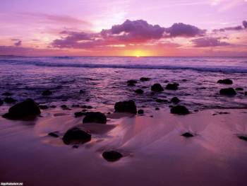 Сиреневый закат - красивые обои 1600x1200 пикселей, , 1600x1200, закат, море, песок, сиреневый, фиолетовый, небо, солнце, облака, волна