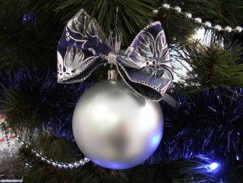 Обои на Новый год - шарик на елке, , Новый год, ель, елка, шар, зеленый, серебряный, синий, бусы