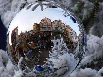 Зеркальный шар - елочная игрушка, обои на Новый год, , шар, отражение, зеркальный, снег, зима, Новый год