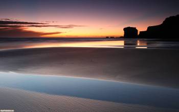 Красивый закат - вечерние обои для рабочего стола, , вечер, закат, сумерки, море, берег, песок, розовый, серый, отражение, вода, горы