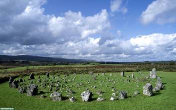 Каменные круги - широкоформатные обои природы скачать, , Северная Ирландия, камень, трава, зеленый, небо, облака, голубой