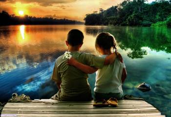 Обои дети: влюбленная пара детей на пристани, красивый закат, , премиум, дети, пара, любовь, пристань, озеро, природа, лес, закат
