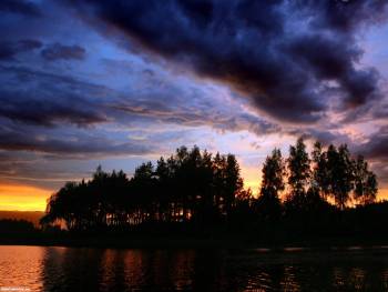 Мрачный закат на лесном озере - красивые обои природы, , закат, мрачный, лес, озеро, облака