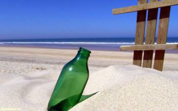 Скачать креативные обои - бутылка на берегу океана, , океан, горизонт, бутылка, стекло, забор, песок, пляж, небо
