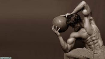 Спортсмен с сильным телом - обои мужчин, , спортсмен, мышцы, мужчина, мяч, черно-белый