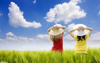 Две девочки в траве, обои дети, , дети, девочка, трава, небо, облака, природа, шляпа, майка