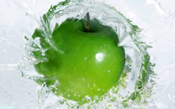 Сочное зеленое яблокр в воде, обои 1680x1050, , яблоко, фрукт, вода, капли