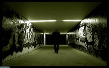 В переходе подземки, депрессивные обои, , депрессия, мрачный, метро, переход, мужчина, граффити