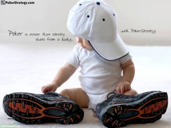Малыш в кепке и кроссовках - обои дети, , ребенок, малыш, кроссовки, обувь, кепка, бейсболка, сидя