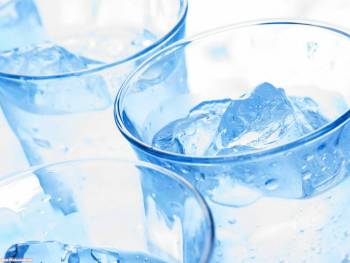 Кубики льда в стакане - голубые светлые обои, , лед, стакан, вода, напиток