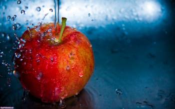 Яблоко под струей воды, широкоформатные обои, , яблоко, вода, капли