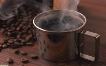 Горячая чашка кофе и зерна, аппетитные обои на рабочий стол, , кофе, пар, горячий, кружка, отражение, стол, напиток