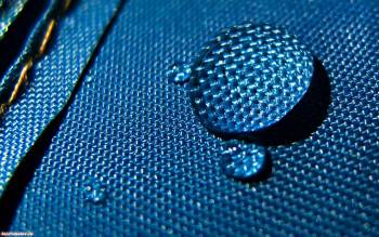 Капля воды на синей ткани, красивые макро-обои, , макро, фото, капля, ткань
