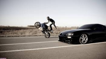Гонки между мотоциклом и автомобилем - скачать обои, , автомобиль, мотоцикл, гонки