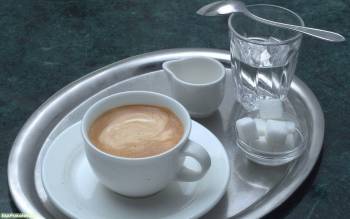 Простой завтрак: вода, кофе и сахар. Скачать обои 1440x900, , кофе, чашка, стакан, ложка, сахар, поднос, блюдце, стол, завтрак, пенка