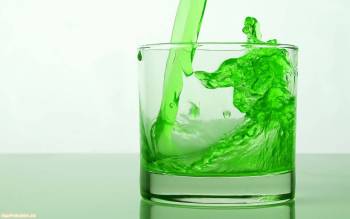 Ярко зеленый напиток льется в стакан - скачать зеленые обои, , напиток, поток, стакан, жидкость, льется