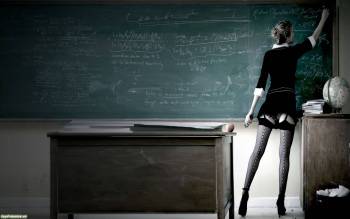 Интересная учительница - скачать обои 1920х1200, , учительница, сулки, школа, доска, стол, класс, глобус, девушка, мел, надпись
