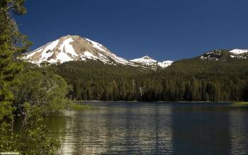 Озера и заснеженные горные вершины - обои с горами скачать, , горы, вершины, деревья, озеро