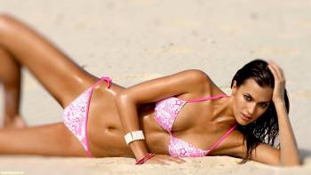 В розовом купальнике на пляже - обои бесплатно, , купальник, трусики, пляж, песок, грудь, девушка