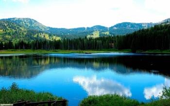Тихое озеро в долине - скачать бесплатно обои, , озеро, долина, рыбалка, горы, деревья