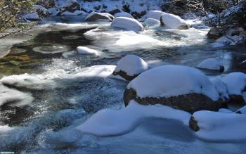 Зимняя река, камни в снегу. Скачать обои 2560х1600, , река, зима, камни, снег, поток