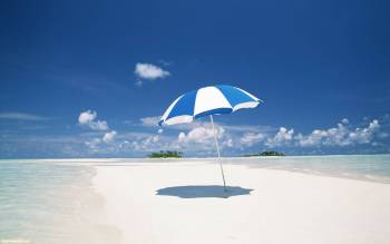 Голубой зонтик на пляже, красивые летние обои, , зонтик, пляж, лето, небо, море, облака, горизонт, тень, песок