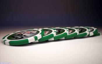 Скачать широкоформатные обои - зеленые фишки казино, , казино, фишка, макро, фото