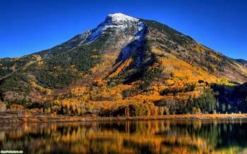 Горный пик осенью и отражение в озере, обои 1600х1200, , озеро, отражение, осень, горы, небо, лес