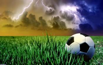 Футбольный мяч на газоне, скачать обои - футбол, , футбол, мяч, спорт, гроза, молния, небо, тучи