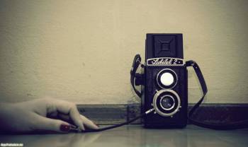 Симпатичные ретро-обои: старый фотоаппарат, , ретро, фотоаппарат, рука, черно-белый