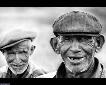 Два деревенских старика, скачать черно-белые обои, , черно-белый, старик, двое, кепка, улыбка, старость