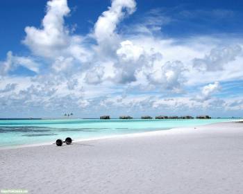 Пляж на Мальдивах, скачать симпатичные летние обои 1280x1024, , Мальдивы, отдых, лето, пляж, песок, небо, океан, облака, рай, тропики