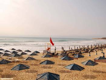 Зонтики на пляже, скачать обои 1200х900, , зонтик, пляж, небо, прилив, море, волны