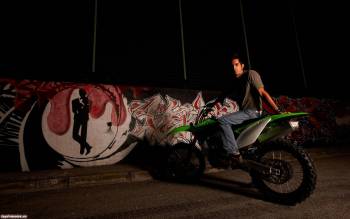 Широкоформатные обои - спортивный мотоцикл, , парень, граффити, стена, мотоцикл