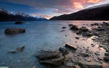 Горное озеро в Новой Зеландии, скачать фотообои, , озеро, камни, вечер, небо, облака, горы, Новая Зеландия