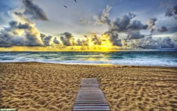 Симпатичные фотообои с пляжем, скачать обои 1680х1050, , закат, HDR, вечер, небо, облака, пляж, следы, песок, море