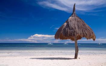 Зонтик из соломы на пляже, скачать обои - пляж, , пляж, зонтик, горизонт, песок, тропики, небо, облака, океан
