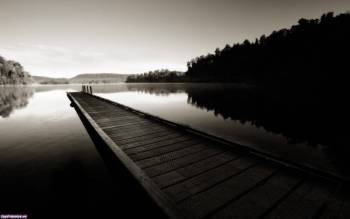 Красивые черно-белые обои: на озере вечером, , причал, пристань, черно-белый, небо, вечер, штиль, озеро, отражение