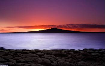Красивый фиолетовый закат, скачать обои 1920х1200, , закат, небо, горы, горизонт, штиль, море, камни, берег, Новая Зеландия