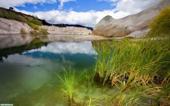 Красивое чистое горное озеро, скачать обои 1920х1200, , озеро, горы, осока, отражение, горы, небо, облака
