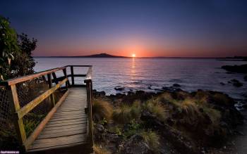 Красивый закат в Новой Зеландии, широкоформатные обои, , лавка, закат, солнце, горизонт, камни, море, волны, вечер, небо, сумерки, Новая Зеландия