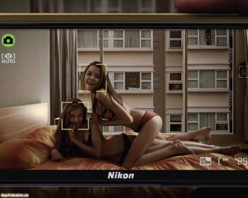 Две девушки фотографируются на Nikon, обои девушек, , девушки, Nikon, фотоаппарат, постель