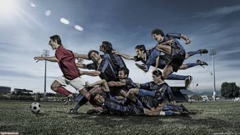 Спортивные обои - борьба за футбольный мяч, , спорт, футбол, борьба, мяч, поле, игроки, небо, солнце