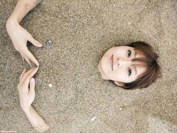 Девушка в песке на пляже, обои с девушками, , азиатка, девушка, руки, лицо, голова, песок