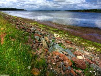 Большое HDR фото природы, на озере, , озеро, HDR, берег, галька, камни, трава, отражение, небо, горизонт, облака