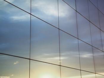 Отражение неба в стеклянной стене здания, обои 1600х1200, , стена, здание, отражение, небо, окна