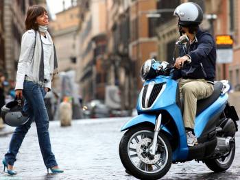 Свидани на мотоцикле, как это романтично =) Обои 1600х1200, , девушка, скутер, мужчина, каска, мотоцикл, улица, улыбка, город, свидание, встреча